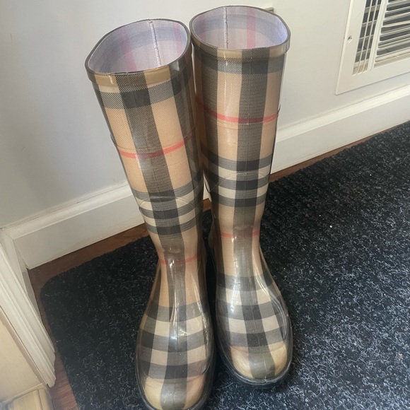 Burberry rain boots they are a size 37 Euro - Picture 4 of 6